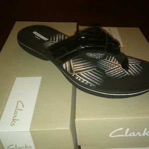 New Clarks patent leather flip flops size 9